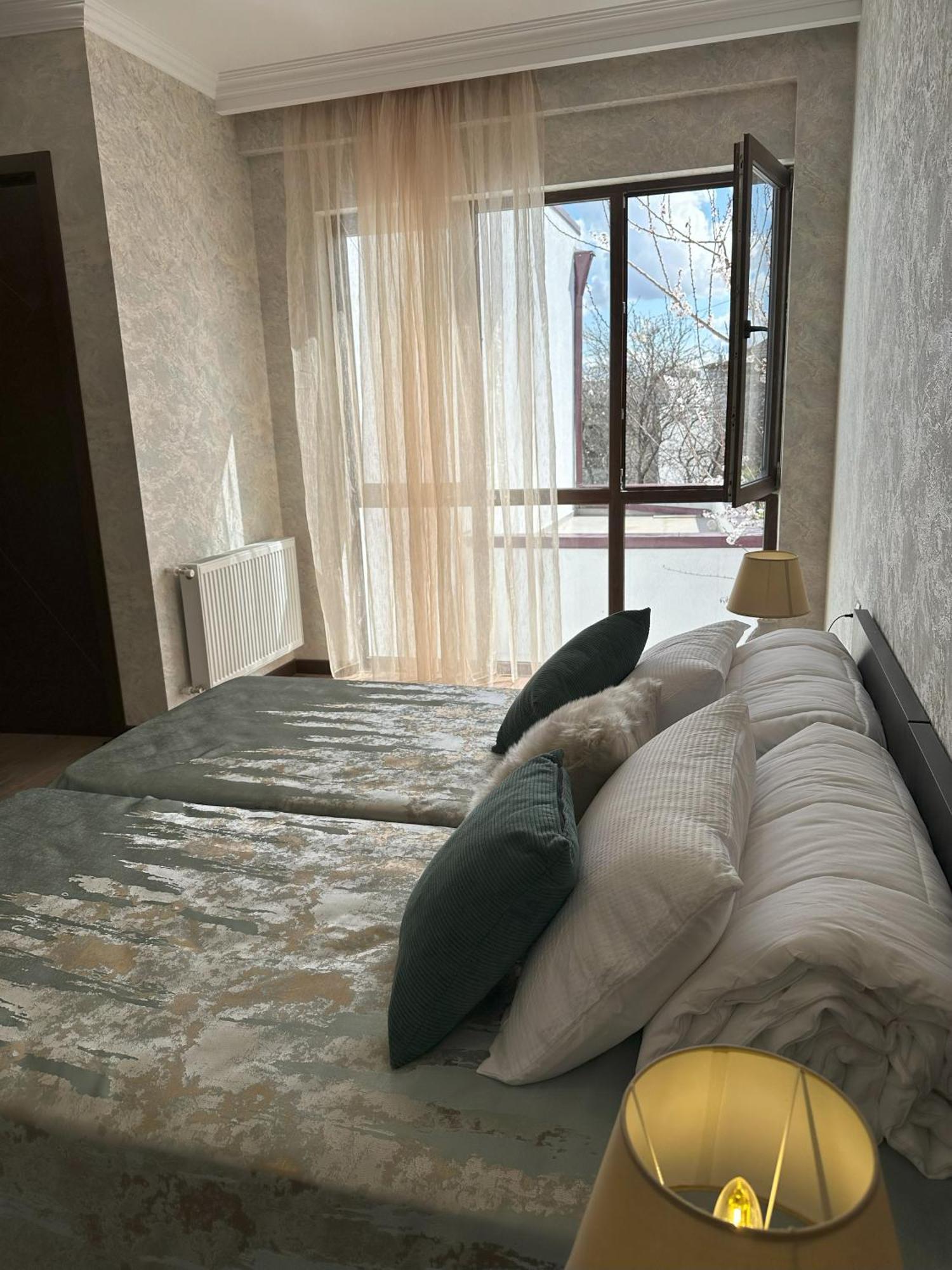 Three Palms Guest House Tiflis Exterior foto